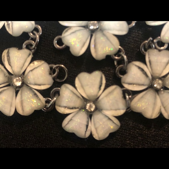 Layered flower necklace with stone accents - Picture 5 of 6